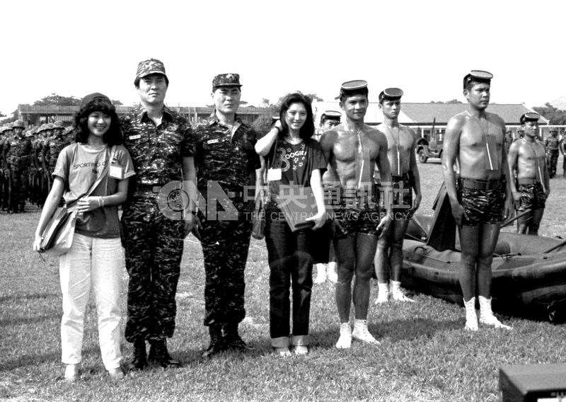 龍劭華(前右)14日晚間驚傳昏倒搶救不治,享壽68歲。圖為龍劭華1980年參與演出的電影「大地勇士」開鏡。(中央社檔案照片)