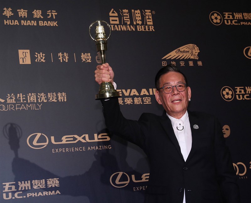 資深演員龍劭華14日晚間昏倒後送醫不治,享壽68歲。圖為龍劭華2019年榮獲金鐘獎戲劇節目男主角獎,開心高舉獎座。(中央社檔案照片)