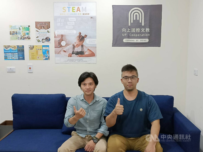 疫情時代數位學習成趨勢,易晨智能執行長許永昌(左)表示,推出的ezTalking軟體強調3大功能,分別為「AI口說」、「遊戲互動」、「看影片學英文」,讓學習更有趣、更多元化。(易晨智能提供)中央社記者蘇木春傳真 110年9月15日