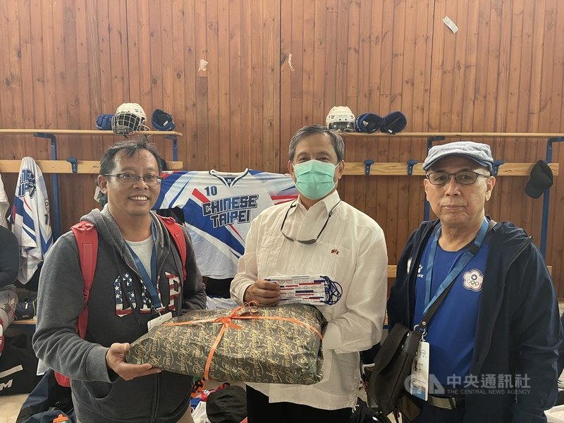 台灣直排曲棍球隊遠征義大利,力拚世錦賽進8強,駐義代表李新穎(中)到現場觀賽替台灣隊打氣,並準備羅馬老店的鹹甜點慰勞選手,由教練范元騰(左)與領隊蔣炳正(右)代表接受。(駐義代表處提供)中央社記者黃雅詩羅卡拉索傳真 110年9月15日