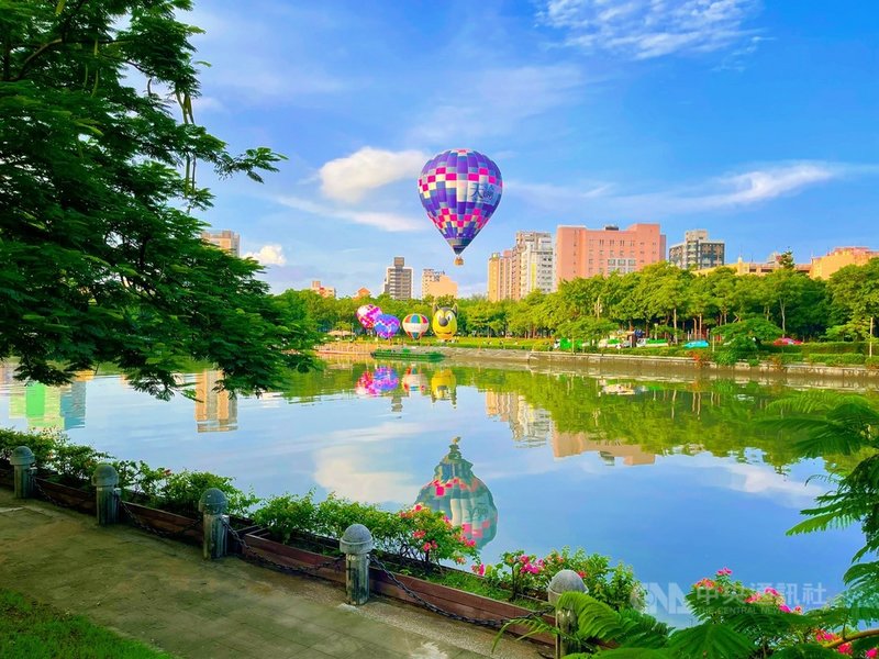 為迎接雙十國慶、2022台灣燈會等國家級慶典,高雄市觀光局15日在愛河進行熱氣球試飛,晨曦搭配河景彷彿置身塞納河畔,連晨起運動民眾經過都讚嘆不已,紛紛佇足拍照打卡。(高市觀光局提供)中央社記者侯文婷傳真 110年9月15日