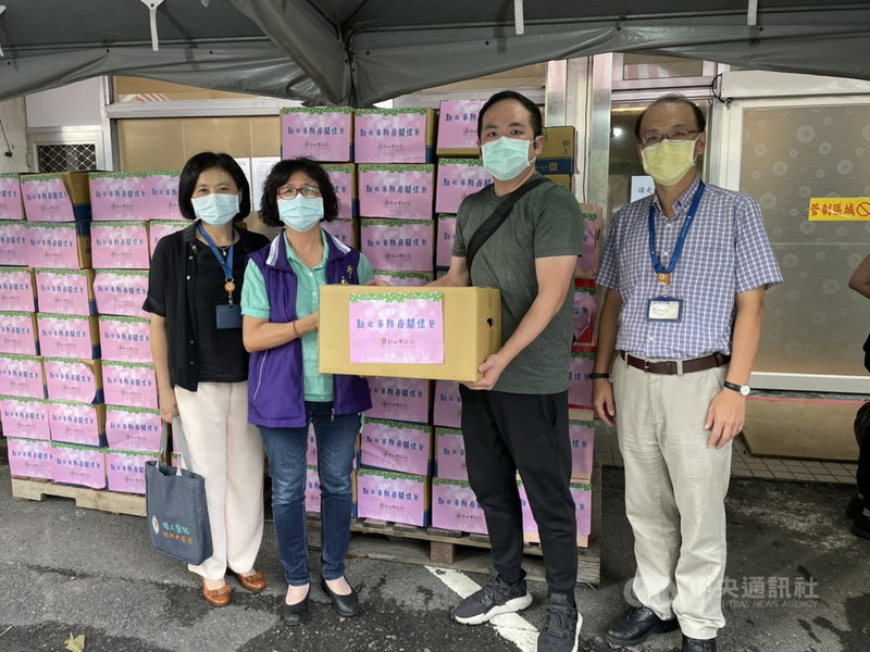 新北市政府社會局15日表示,副局長許秀能(左2)日前攜帶物資關懷包到宜蘭礁溪集中檢疫所,慰問新北居家隔離市民,由檢疫所工作人員代收。圖左為陽明交大附設醫院主祕江雪萍。(新北社會局提供)中央社記者黃旭昇新北傳真 110年9月15日
