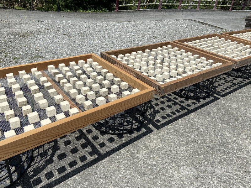 花蓮縣富里鄉羅山村附近有「泥火山地形」的罕見奇觀,居民運用泥火山的天然資源「火山水」,透過靜置沉澱的方式過濾雜質,結合在地種植的有機黃豆,以傳統的石磨製成豆漿,也做成手工豆腐。(花蓮縣政府提供)中央社記者李先鳳傳真 110年9月15日