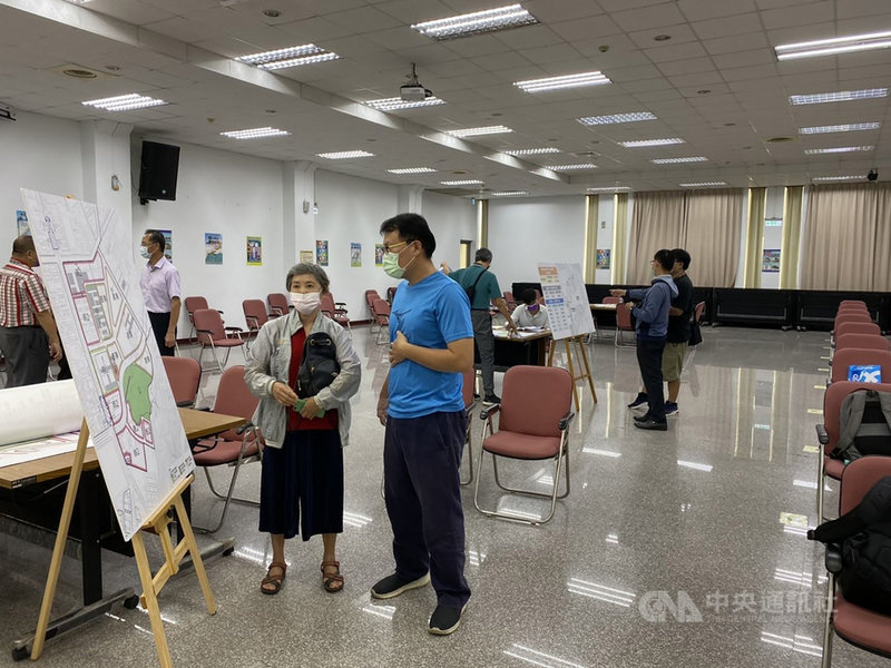 中油高雄煉油廠是行政院打造南部半導體材料S廊帶核心,高雄市政府依國家產業政策,啓動55公頃無污染廠區土地都市計畫變更,15日舉辦公開展覽說明會,地方民眾、團體及民代等出席踴躍。(高雄市政府提供)中央社記者洪學廣傳真 110年9月15日