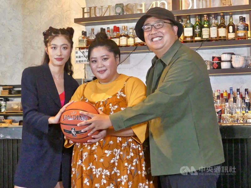 戲劇「女孩上場」入圍金鐘獎5大獎,演員蔡嘉茵(中)、高倩怡(左)與導演吳宗叡(右)15日與媒體相見歡。(客家電視台提供)中央社記者葉冠吟傳真 110年9月15日