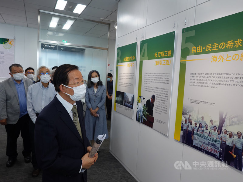 駐日代表處台灣文化中心與國家人權博物館等合辦「生活中的人權」特展,主題包括「人權是什麼?」、「行動與改變」,介紹聯合國「世界人權宣言」、「走過白色恐怖-台灣的民主之路」等4大主題。中央社記者楊明珠東京攝 110年9月15日