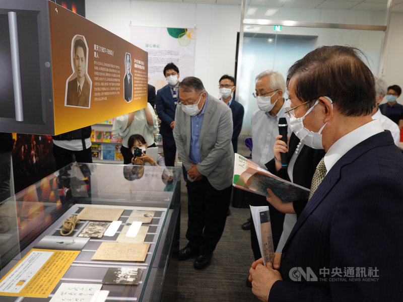 正在駐日代表處台灣文化中心展出的「生活中的人權」特展,內容回顧台灣從威權統治邁向民主體制的過程,現場也展示政治受難者高一生、黃天、何川及王耀勳等的日文遺書。中央社記者楊明珠東京攝 110年9月15日