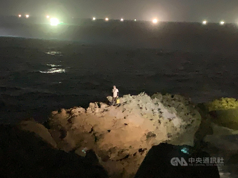 基隆市消防局15日晚間獲報,在潮境公園後方礁石區有2名釣客落海,立即派遣人員前往搶救,消防抵達時其中1人受困礁岩,另1人則下落不明,目前正在搜救中。(讀者提供)中央社記者王朝鈺傳真 110年9月15日