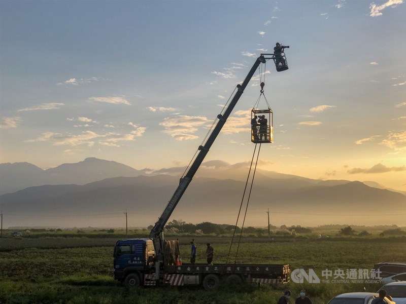 國軍漢光37號演習佳冬戰備跑道戰機起降15日清晨登場,有熱血軍事迷租用吊車在4層樓高的高度進行拍攝。中央社記者王騰毅攝 110年9月15日