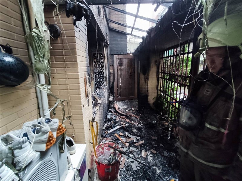 高雄市前鎮區一棟公寓14日清晨發生火警,一對夫妻王姓男子及朱姓女子躲夾層房,消防人員將人救出時均已無呼吸、心跳,緊急送醫後王男上午宣告不治,朱女恢復生命徵象。(高雄市消防局提供)中央社記者蔡孟妤傳真 110年9月14日