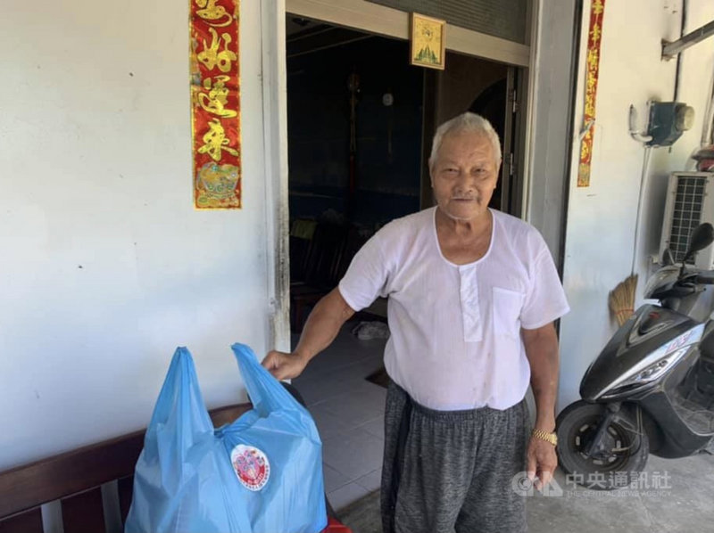 住在花蓮豐濱鄉芭崎部落的91歲陳姓老翁(圖),獨自照顧身障妻子及因車禍腦部受傷兒子,因高齡無力採收文旦柚,花蓮縣老人暨家庭關懷協會動員志工協助採收,並提供據點販售。(花蓮縣老家協會提供)中央社記者張祈傳真 110年9月15日