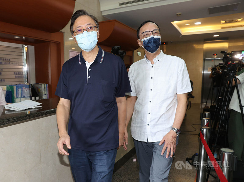 前國民黨主習朱立倫(右)15日與前行政院長張善政(左)接受廣播節目「觀點 新聞頭殼秀」專訪,談及孫文學校總校長張亞中遭送考紀會風波。中央社記者鄭傑文攝 110年9月15日
