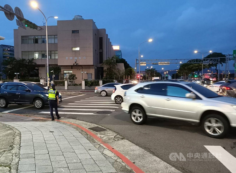 中秋連假即將展開,台北市警局特別規劃秋節交通疏導勤務,指示各分局針對忠孝西路、中山北路口等100處重要路口崗位,於中秋連假前的下午尖峰時段提早到崗疏導車流,時段包括16日下午4時30分、17日下午4時起。(台北市警察局交通警察大隊提供)中央社記者黃麗芸傳真 110年9月15日