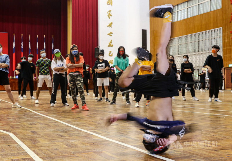 TBC舞團今年再度應邀於國慶大典中演出,近日持續排練,15日在警專大禮堂進行預演,其中年僅6歲的舞者「納納」(前)現場秀出高難度地板動作,十分吸晴。中央社記者鄭清元攝 110年9月15日