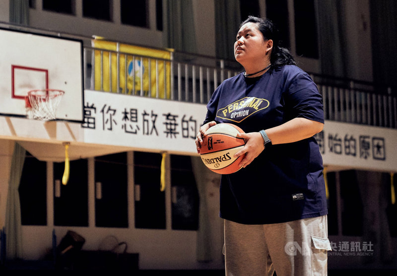 演員蔡嘉茵在戲劇「女孩上場」中飾演籃球教練,高中、大學都是籃球體保生的她為詮釋角色,還特別去考籃球C級教練證。(客家電視台提供)中央社記者葉冠吟傳真 110年9月15日
