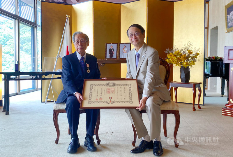 日本駐台代表泉裕泰(右)15日頒發王子雜誌創辦人蔡焜霖(左)獎狀及旭日雙光章,表彰他在介紹日本文化的卓越功績。中央社記者鍾佑貞攝 110年9月15日