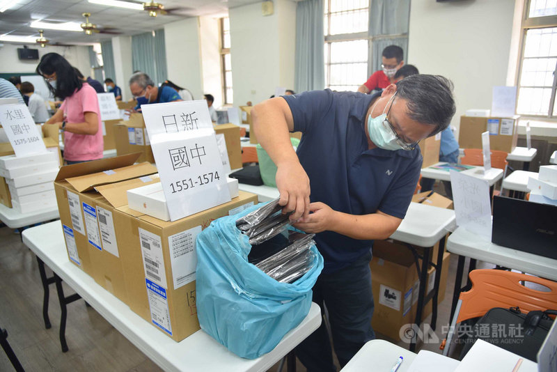 南投數位學習推動計畫獲教育部核定專案經費約3282萬元,採購1800台平板電腦,15日在南投市漳興國小辦理配發作業。(南投縣政府提供)中央社記者蕭博陽南投縣傳真 110年9月15日