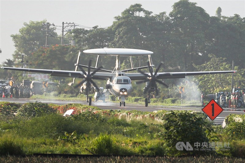 國軍漢光37號演習佳冬戰備跑道戰機起降15日清晨登場,圖為E-2K預警機順利降落。中央社記者王騰毅攝 110年9月15日