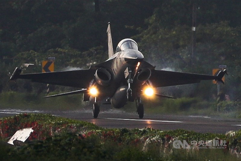 國軍漢光37號演習佳冬戰備跑道戰機起降15日清晨登場,圖為IDF經國號戰機順利降落。中央社記者王騰毅攝 110年9月15日