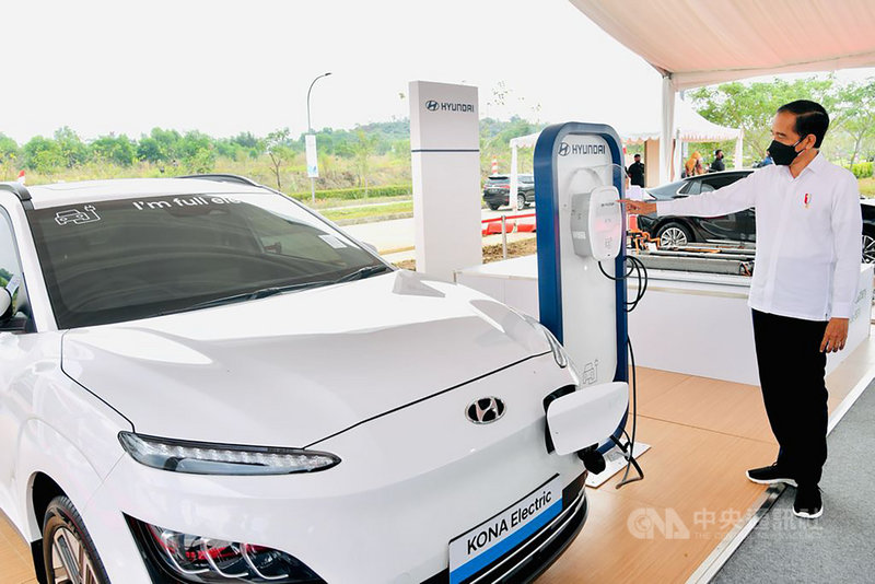 現代汽車集團、LG能源解決方案公司攜手在印尼投資電動車電池廠,印尼總統佐科威15日為工廠舉行動土典禮。(印尼總統府提供)中央社記者石秀娟雅加達傳真 110年9月15日