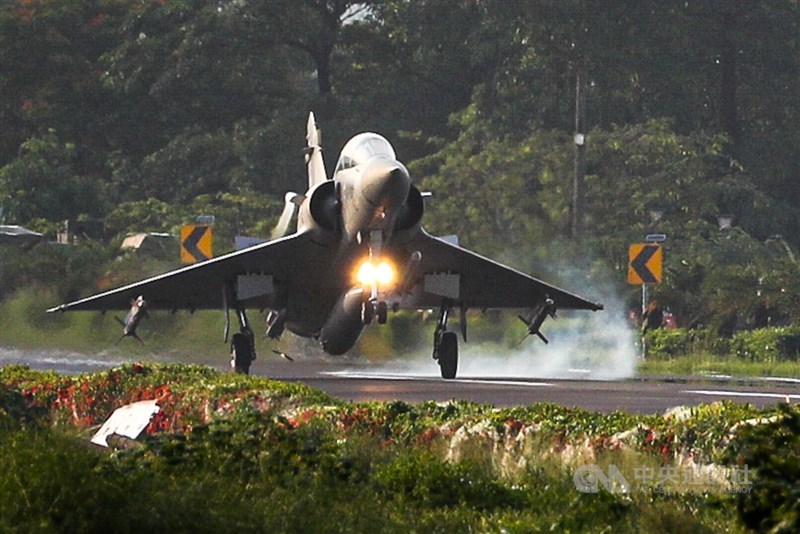 國軍漢光37號演習佳冬戰備跑道戰機起降15日清晨登場,圖為幻象2000戰機順利降落。中央社記者王騰毅攝 110年9月15日