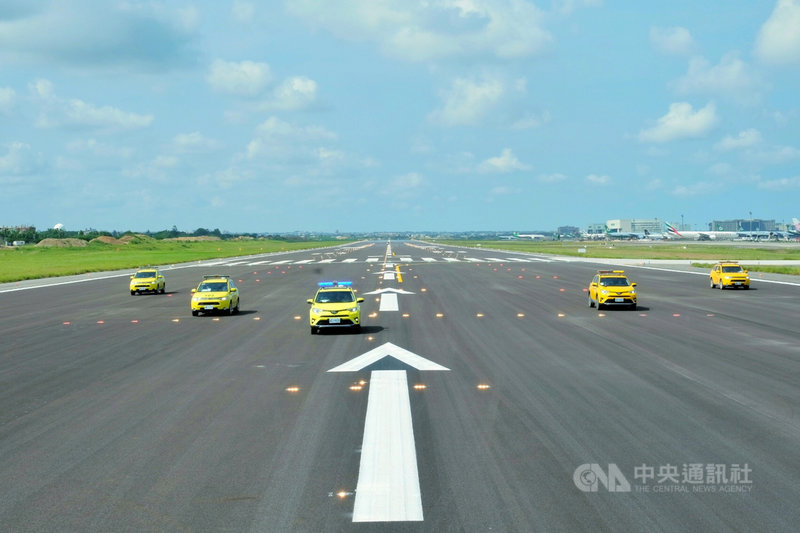 桃園國際機場把握疫情空檔推動多項空陸側整建工程,機場南跑道經過飛航測試與開放前檢查,15日重新開放航機起降。中央社記者吳睿騏桃園機場攝 110年9月15日