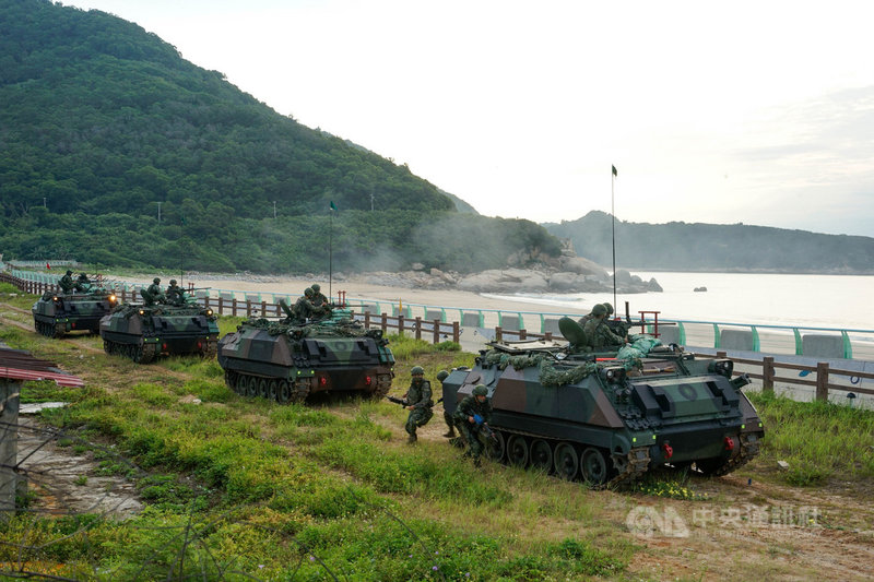 馬祖國軍漢光37號演習15日在北竿坂里沙灘登場,步兵運用裝甲車作為掩護前往戰備位置,進行海上防禦。中央社記者邱筠攝 110年9月15日