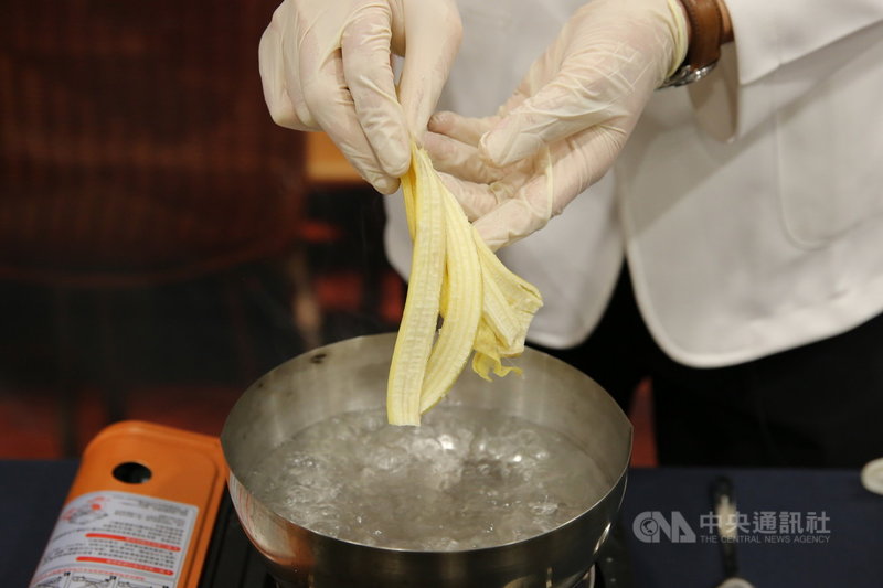 花蓮慈濟醫院營養科團隊運用香蕉、香蕉皮等食材推出DIY「忘憂芭娜娜」月餅,香蕉皮中富含維生素B6、B12、鎂離子等,可減緩貧血症狀,香蕉皮及果肉也富含酚類及類胡蘿蔔素等活性物質,有助於氧化自由基的清除及調節免疫功能。(花蓮慈濟醫院提供)中央社記者李先鳳傳真 110年9月15日