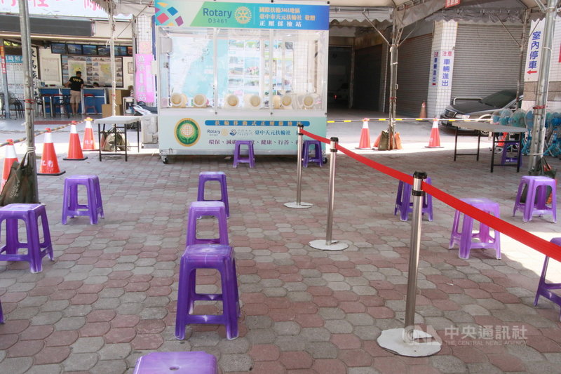 中秋連假預期大量返鄉遊子及遊客,台東縣政府在台東火車站出口處設立快篩站,也首次在富岡漁港設置快篩站,採自願方式,免費提供快篩。(台東縣政府提供)中央社記者李先鳳傳真 110年9月15日