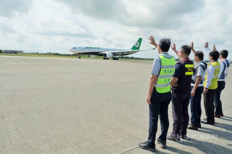 桃園國際機場南跑道15日正式啟用,長榮航空BR-801航班(機型A330-200)為首架起飛班機,桃機公司人員特別前往歡送。中央社記者吳睿騏桃園機場攝 110年9月15日