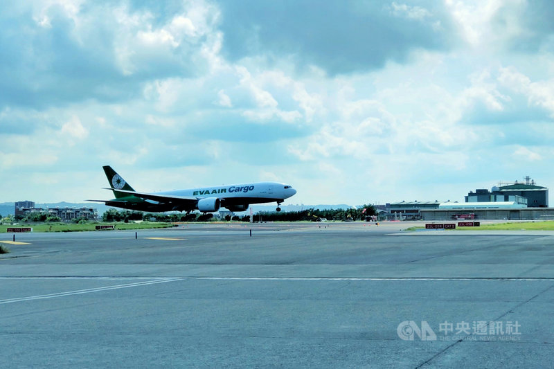桃園國際機場把握疫情空檔推動多項空陸側整建工程,機場南跑道15日正式啟用,首架航班為長榮航空BR-6030航班(機型:B777-200)上午10時7分順利降落。中央社記者吳睿騏桃園機場攝 110年9月15日