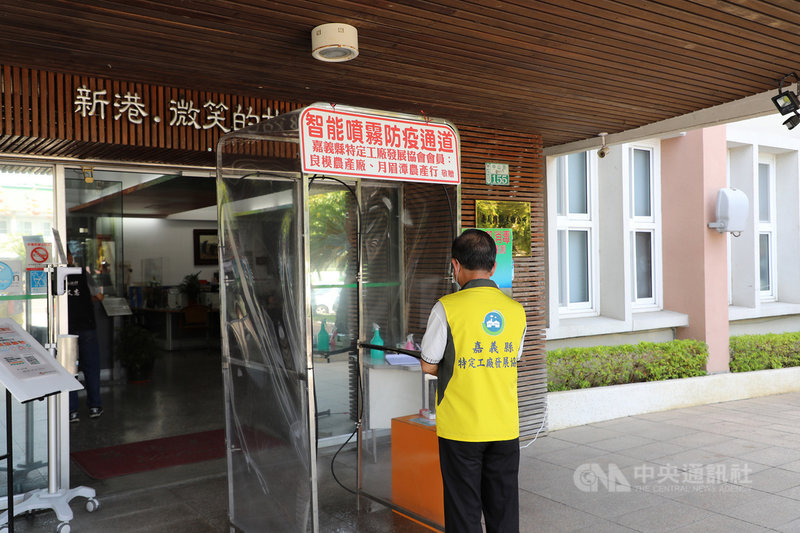 嘉義縣特定工廠發展協會得知衛生所人員防疫辛勞,特與協會成員共同出資採購18座防疫消毒門,將設置在各鄉鎮市衛生所入口,可自動為進入民眾量體溫、噴酒精,降低衛生所人力負擔。中央社記者蔡智明攝 110年9月15日