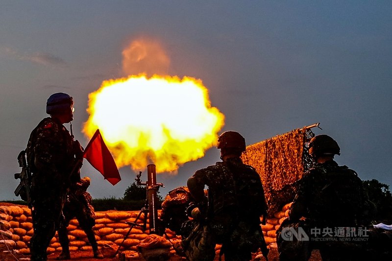 陸軍金門防衛指揮部15日實施「漢光37號」實兵演習之聯合反登陸作戰操演,金門守備大隊120迫砲連砲班成員密切合作,在時限內對目標區實施射擊。(金防部提供)中央社記者黃慧敏傳真 110年9月15日