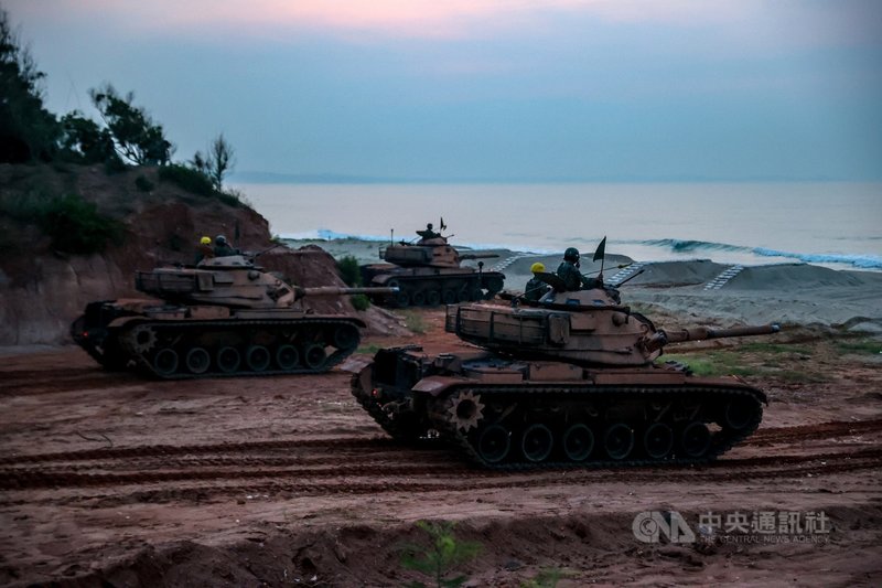 陸軍金門防衛指揮部15日實施「漢光37號」實兵演習之聯合反登陸作戰操演,M60A3戰車車身塗上棕紅色紅土,以融入金門多處海灘常見的紅土層地景。(金防部提供)中央社記者黃慧敏傳真 110年9月15日