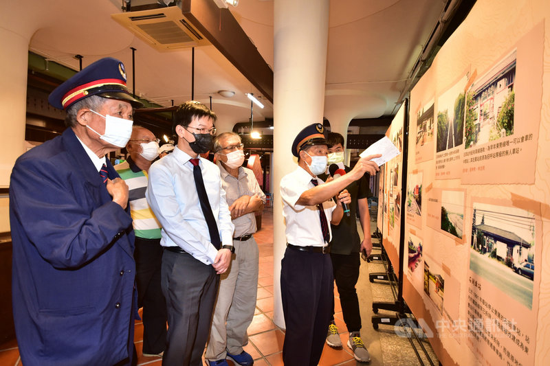 台中市客家事務委員會舉辦「台鐵東勢線停駛30週年回顧展」,東勢站末代駕駛長劉坤秀(右)到場參與,為眾人解說老照片。(台中市政府提供)中央社記者趙麗妍傳真 110年9月15日
