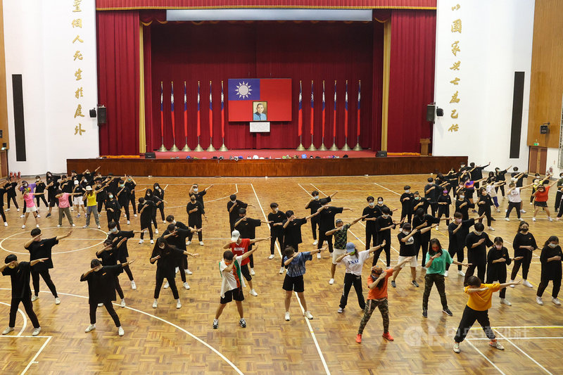 TBC舞團應邀在110年國慶大典中帶來精彩表演,15日舞團成員在警專大禮堂進行預演,遵循防疫規範戴上口罩,全心為國慶典禮做準備。中央社記者鄭清元攝 110年9月15日