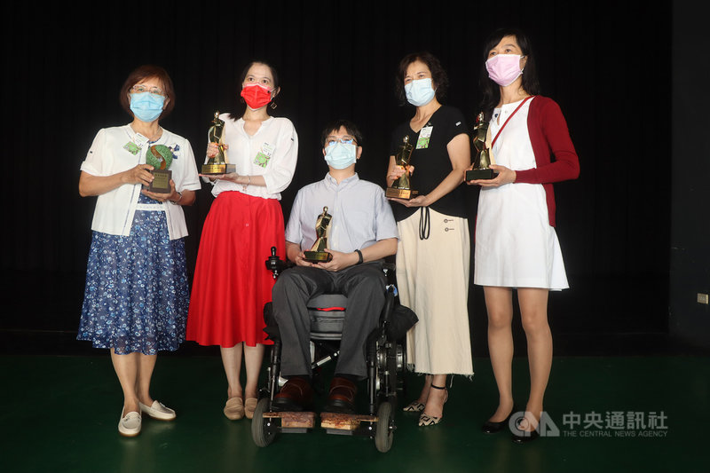 高雄市教育局15日表揚資深暨特殊優良教師,其中榮獲教育部教育奉獻獎的林芬菲(左起),與獲頒師鐸獎的前鎮高中周筱葳、太平國小林世恆、甲仙國小張淑女、高雄女中蔡靜誼合影。(高雄市教育局提供)中央社記者侯文婷傳真 110年9月15日