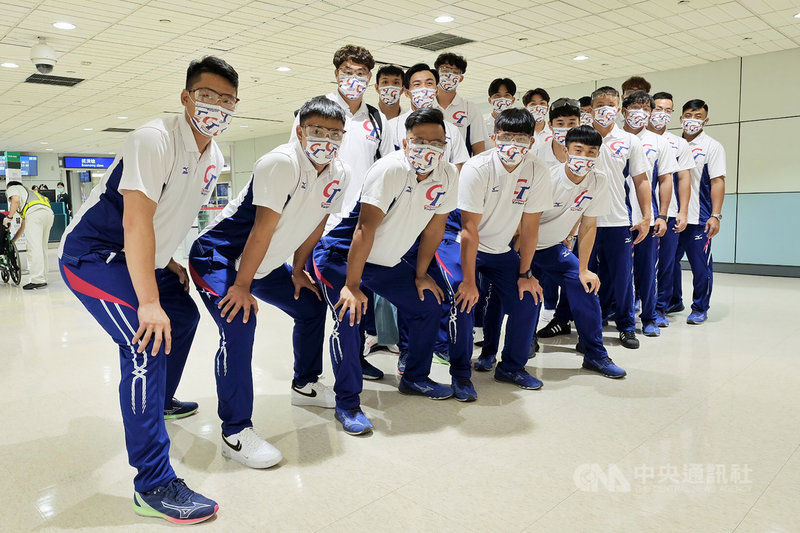 U23世界盃棒球賽台灣代表團15日晚間啟程前往墨西哥備戰,團員皆做了完整防疫準備,除完成2劑疫苗施打,更添購防護衣、護目鏡及醫療口罩等,抵達當地也會提供3天內PCR採檢陰性報告;球員們在比賽期間需進行5次採檢,且除比賽外,隊員一律不可外出。中央社記者吳睿騏桃園機場攝 110年9月15日
