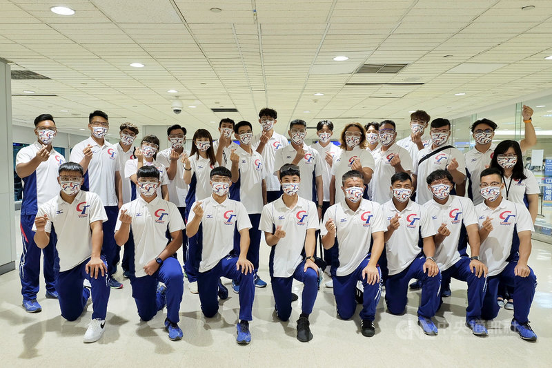 U23世界盃棒球賽台灣代表團15日晚間從桃園國際機場出發飛往墨西哥,計有18名選手、4名教練、2名防護員1名翻譯及1名管理員一起搭機,將在美國舊金山與4名選手會合後再轉機前往墨西哥。中央社記者吳睿騏桃園機場攝 110年9月15日