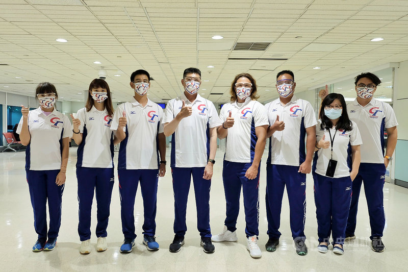 U23世界盃棒球賽台灣代表團成員15日晚間從桃園機場搭機飛往墨西哥備戰,總教練吳思賢(左4)受訪表示「當然會擔心國外的疫情,但為了國家還是要參賽。」中央社記者吳睿騏桃園機場攝 110年9月15日