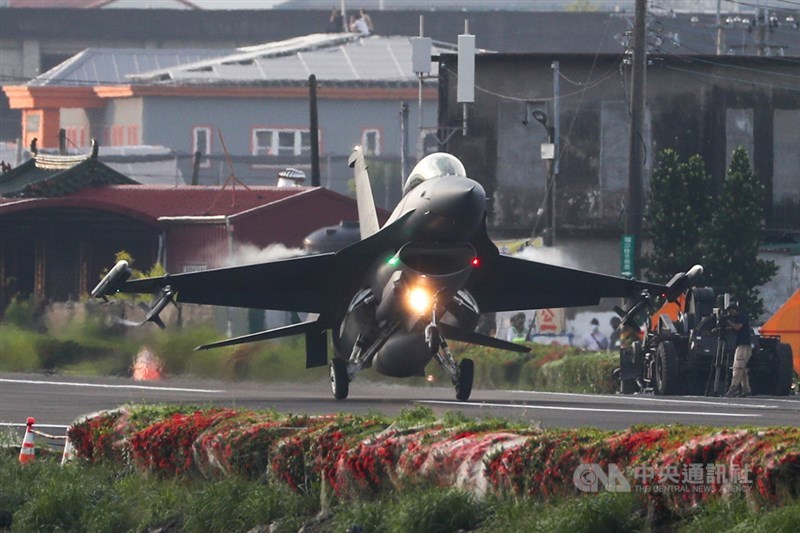 國軍漢光37號演習佳冬戰備跑道戰機起降15日清晨登場,圖為F-16V戰機順利降落。中央社記者王騰毅攝 110年9月15日
