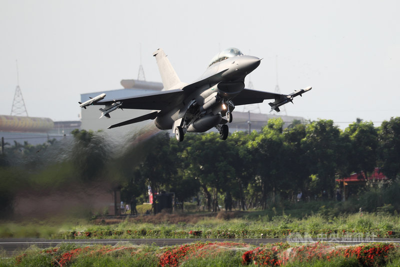 國軍漢光37號實兵實彈演練最大亮點、佳冬戰備道演練15日拂曉登場,圖為F-16V戰機在跑道完成整補作業後順利起飛。中央社記者王騰毅攝 110年9月15日