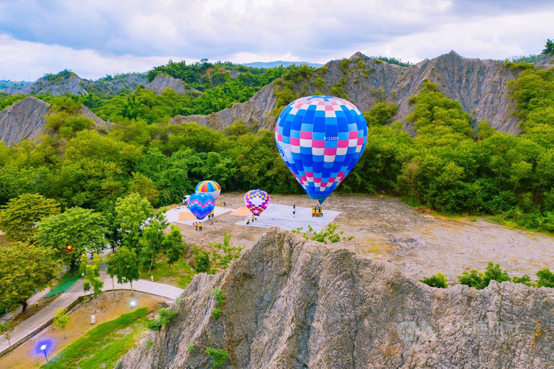 高雄田寮月世界近日成為國家第9座泥岩惡地地質公園,觀光局以最高防疫規格、安全標準操作熱氣球,希望在田寮地區打造新國際級觀光亮點,帶來另一波商機。(高市觀光局提供)中央社記者侯文婷傳真 110年9月15日