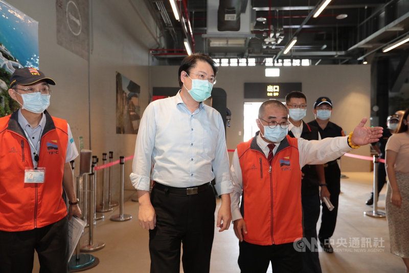 基隆市長林右昌(左2)15日前往基隆港區視察防疫流程,要求相關單位落實防疫指引,嚴防境外變種病毒入侵,保障國人健康。(基隆市政府提供)中央社記者王朝鈺傳真 110年9月15日