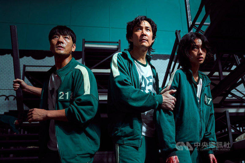 韓國影帝李政宰(中)在全新主演影集「魷魚遊戲」中飾演因賭博債務欠下高利貸,但為了女兒努力想要成為好爸爸的「成奇勳」,試圖參與危機重重的遊戲,找出生路。(Netflix提供)中央社記者葉冠吟傳真 110年9月15日