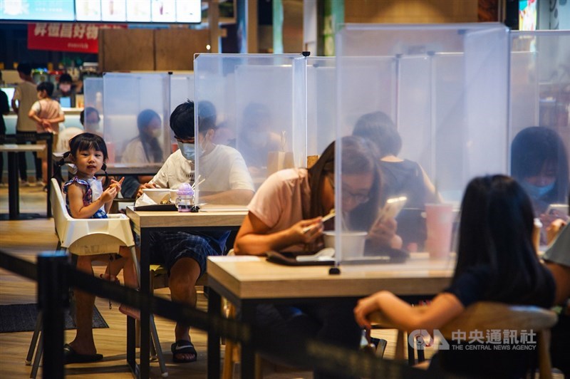指揮中心指揮官陳時中表示,因應國內連續出現數起群聚事件,因此20日後沒有降級打算,但有準備讓生活恢復到更正常的狀態。(中央社檔案照片)