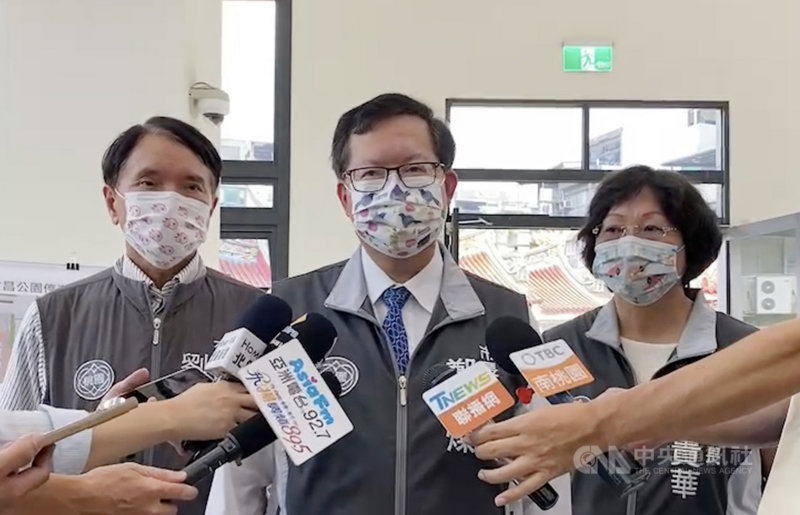 資深藝人龍劭華驟逝,桃園市長鄭文燦(中)15日受訪時表示,龍劭華是桃園的榮譽市民,兩人算熟識,還曾住在同一個社區,得知噩耗非常難過。中央社記者葉臻攝 110年9月15日