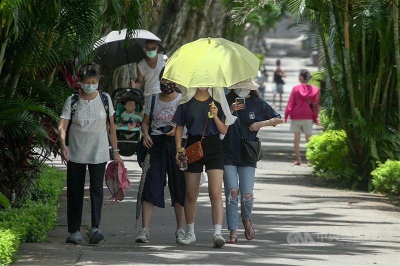 氣象局表示,預估至17日天氣都以午後雷陣雨為主,18至21日多晴朗炎熱,賞月機會高。(中央社檔案照片)