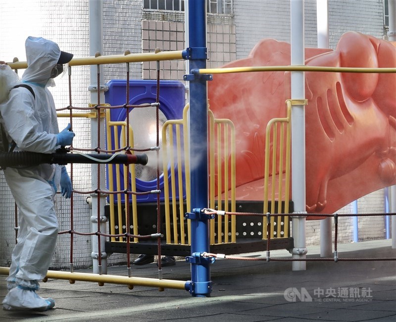 新北市長侯友宜說,某幼兒園群聚演變成社區感染案,兩次採檢共計25人陽性,其餘上千人皆為陰性。(中央社檔案照片)