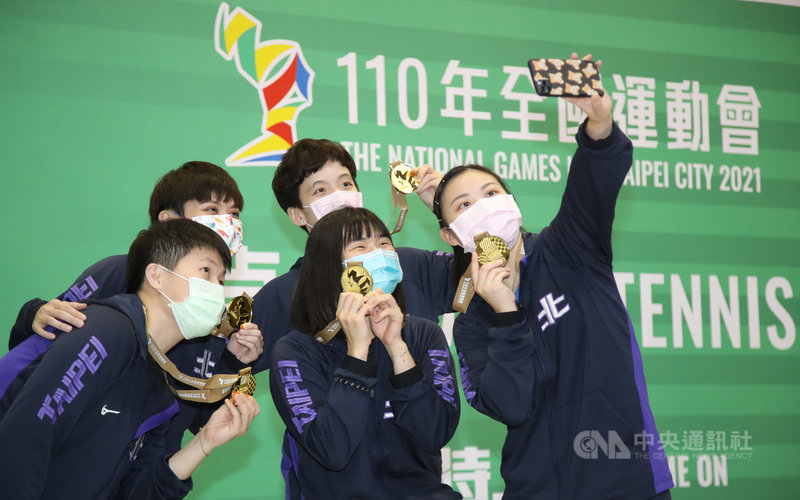110年全國運動會女子組桌球團體賽決賽15日舉行,桌球一姐鄭怡靜(後左)率台北市隊搶下本屆金牌,鄭怡靜開心之餘,也有點感傷,因曾任台北市體育總會桌球協會名譽理事長、「乾爸」陳俊華在今年過世,鄭怡靜坦言,很想讓「乾爸」看到她們拿下全運會團體賽金牌。圖為鄭怡靜與女團選手合影留念。中央社記者張新偉攝 110年9月15日